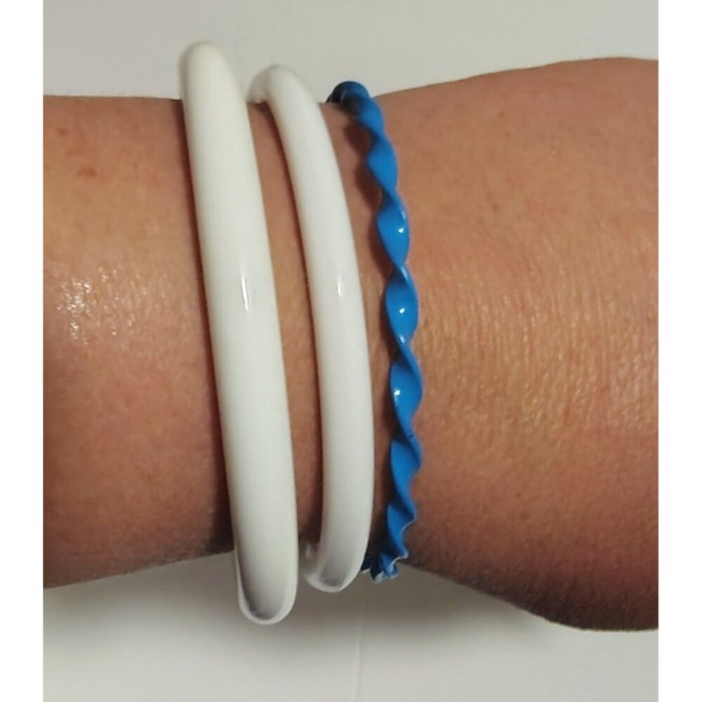 White & Blue Mixed Media Acrylic & Metal Bangle‎ Bracelets - Vintage Style Beach - Picture 2 of 8